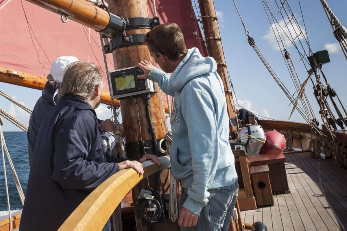 Relief skipper Dave Carson explaining how to keep Pilgrim sailing fast