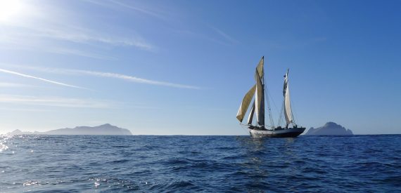 Tecla approaching the archipelago of St Kilda