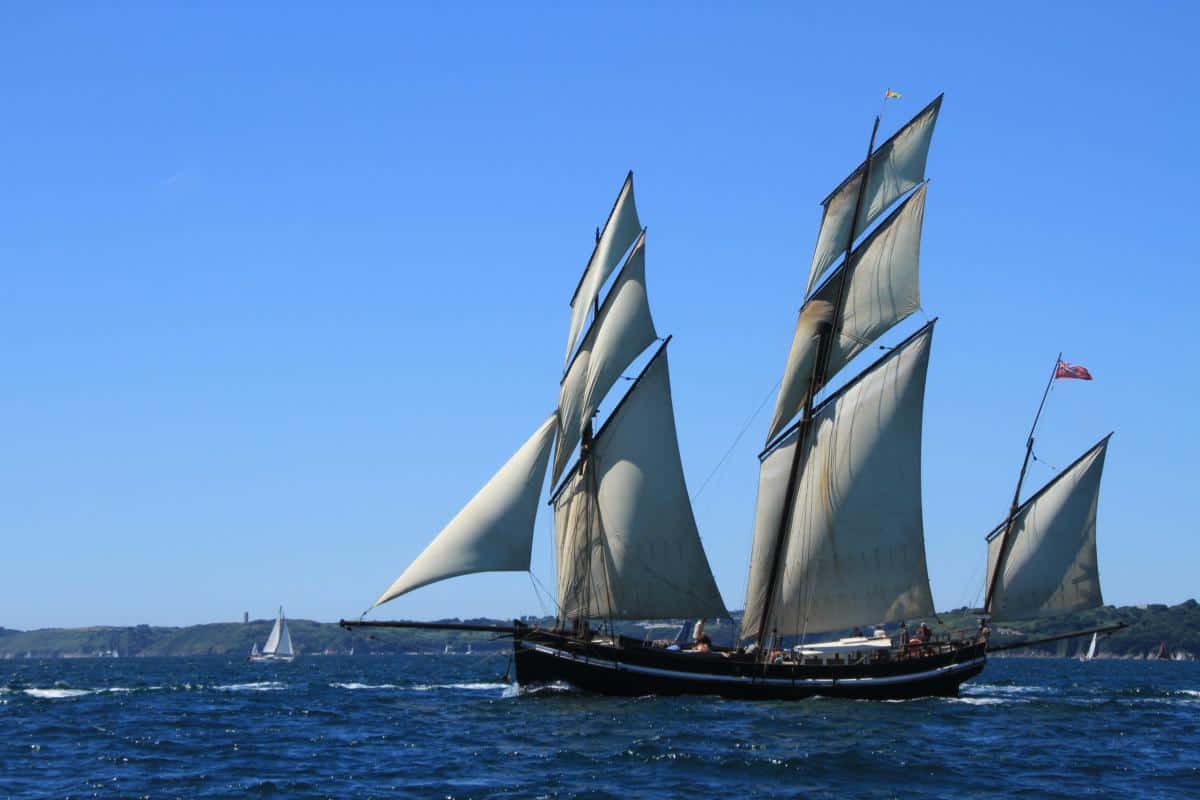 Lugger Grayhound in Douarnenez with topsails and t'gallants up