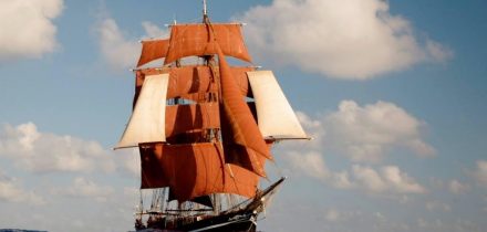 Eye of the Wind under full sail. Adventure sailing holidays across oceans with classic sailing.
