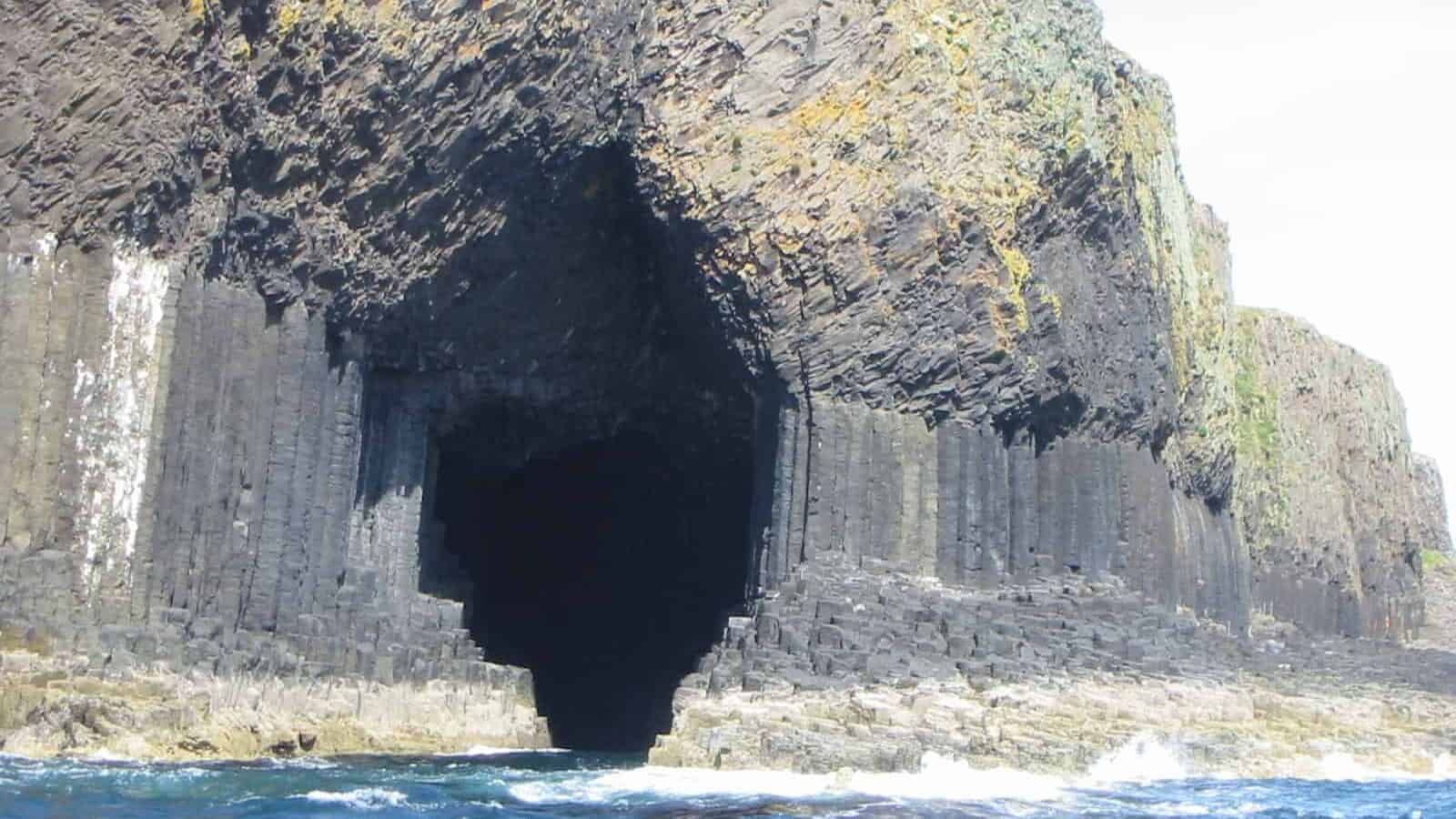 Fingal's Cave Staffa CC BY-SA 3.0, https://commons.wikimedia.org/w/index.php?curid=134549